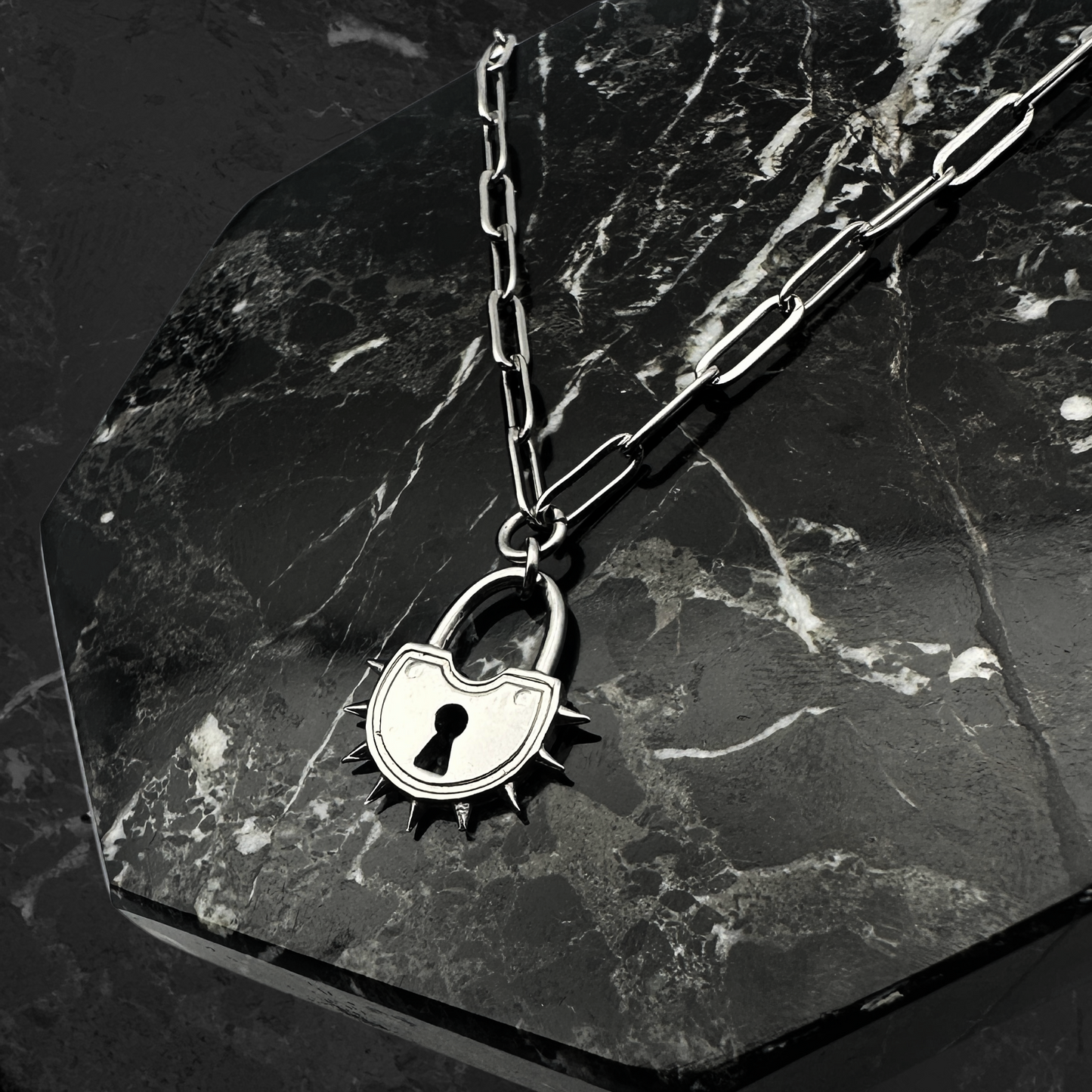 Juego de pendientes y collar Invicta